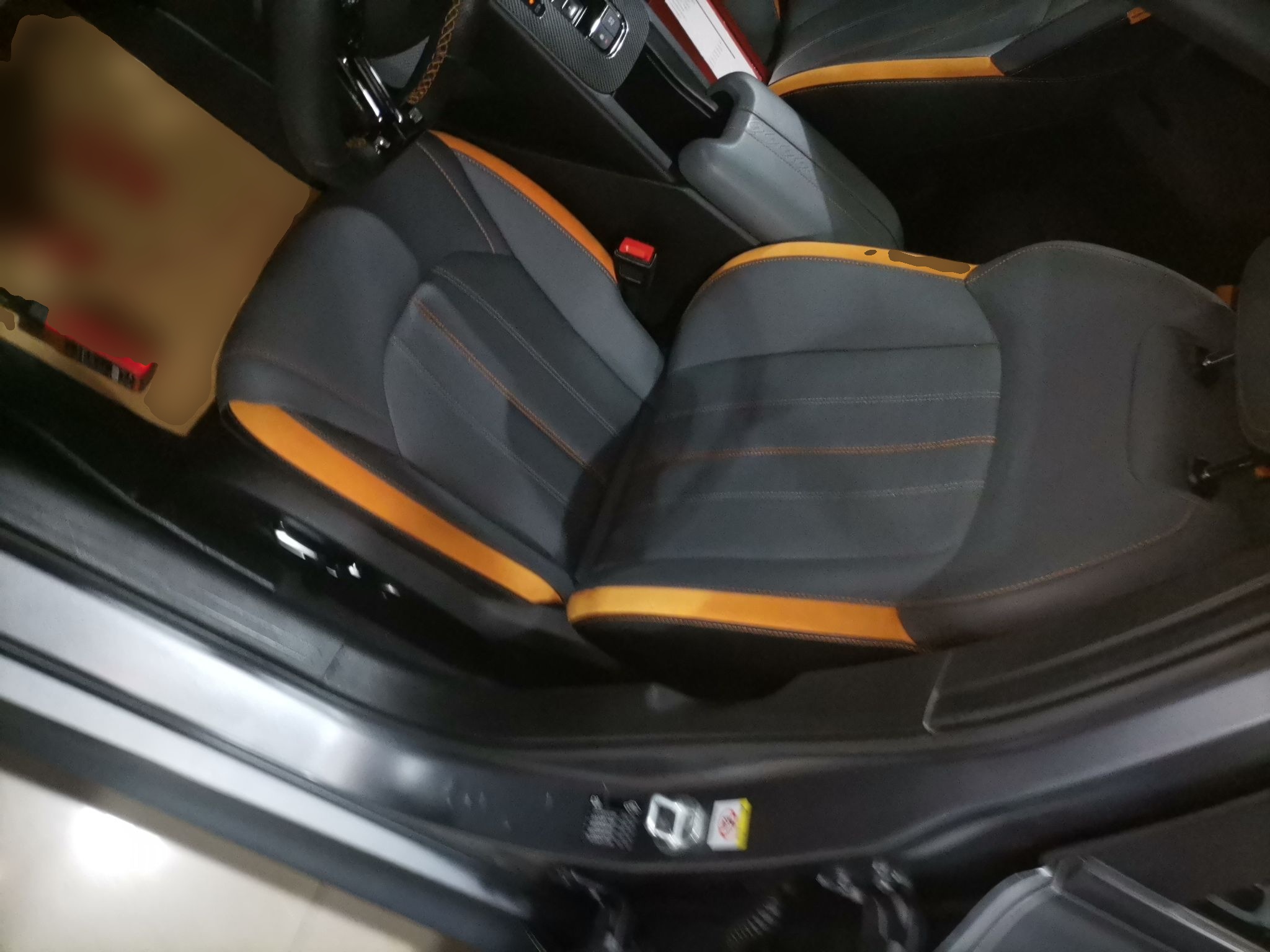 Переднее сиденье в автомобиле