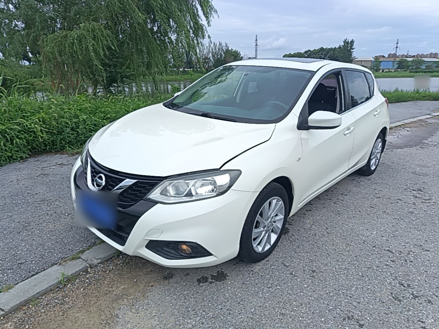 Под передней частью автомобиля