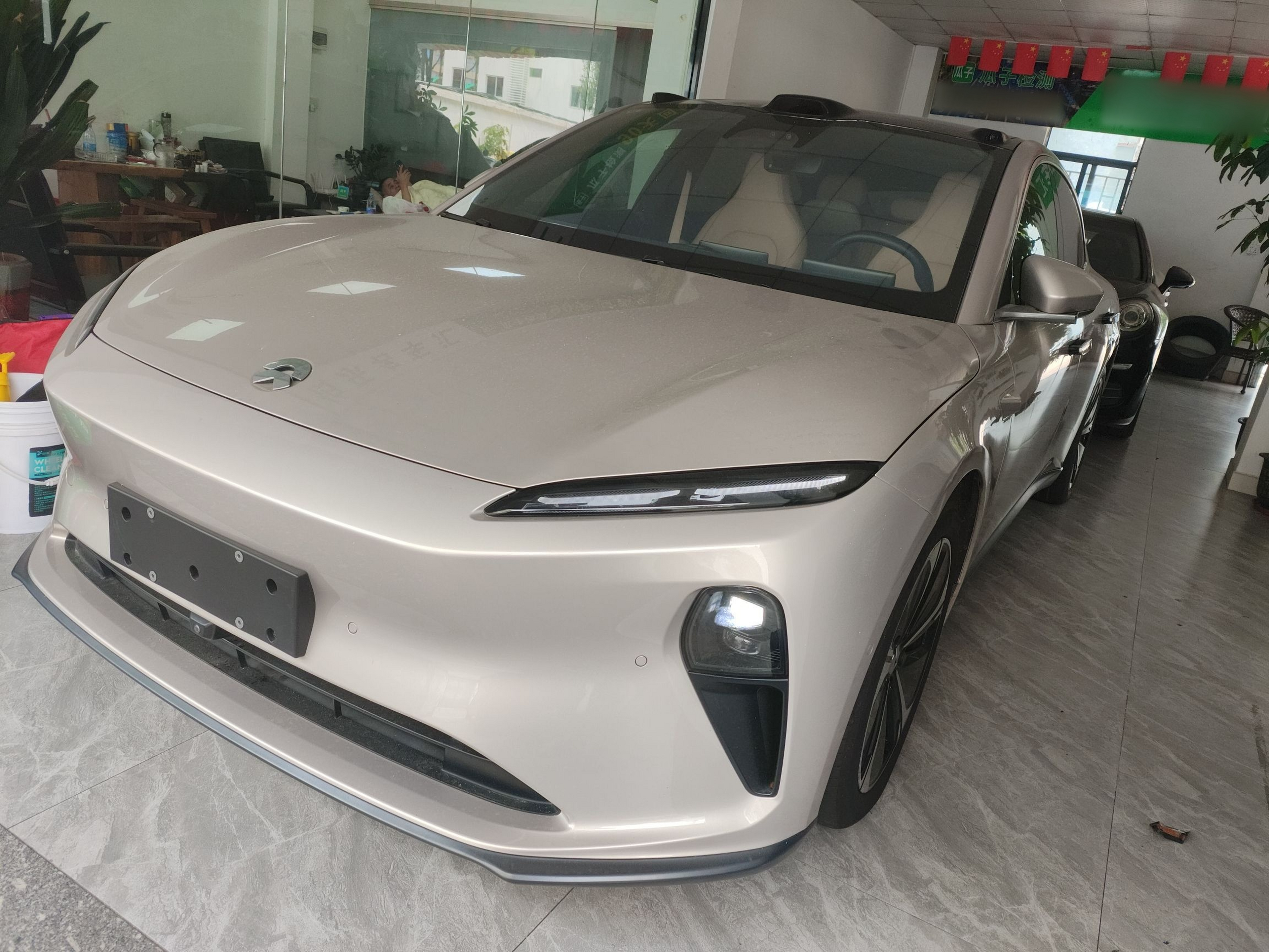 Под передней частью автомобиля