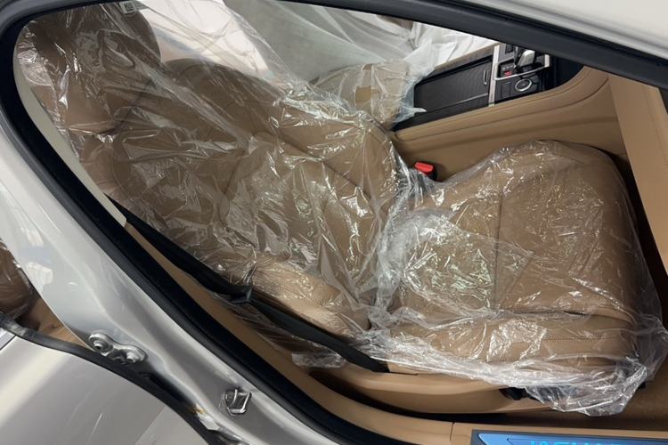 Used Jaguar XFL 2025 Model—2.0T P250, Two-Wheel Drive, Premium Luxury Edition
