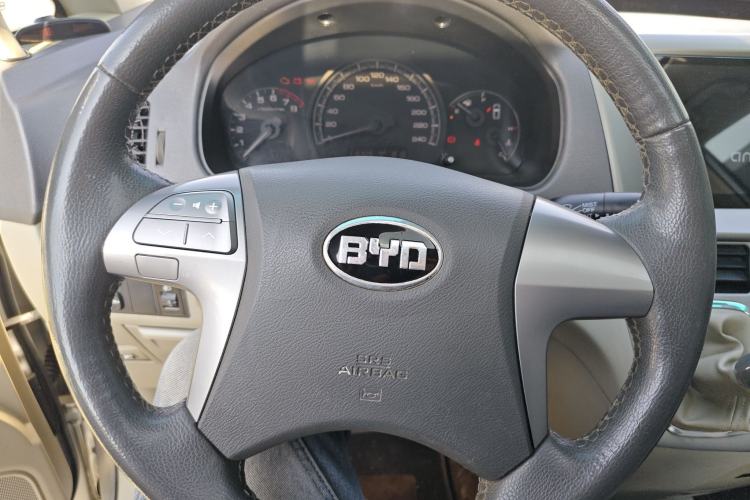 Used BYD M6 2013 2.0L Manual Comfort Edition
