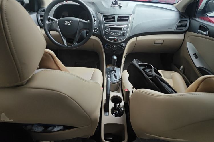 Used Hyundai Verna (older generation) 2014 1.4L Automatic Leading-Edge GLX Center Console