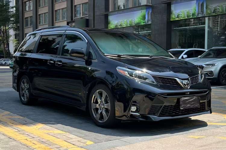 Used Toyota Sienna 2018 3.5L Two-Wheel Drive SE U.S. Specification
