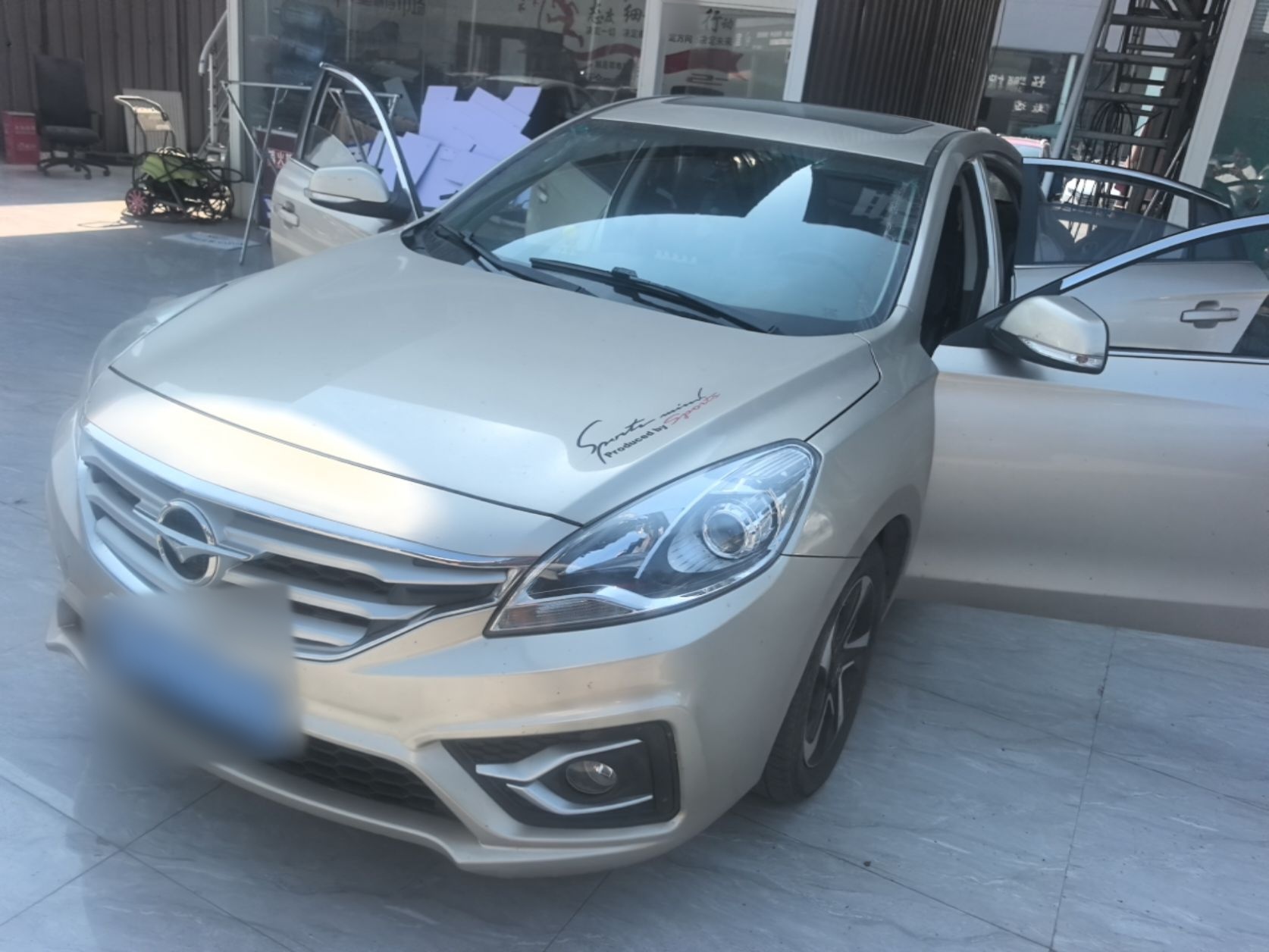Под передней частью автомобиля