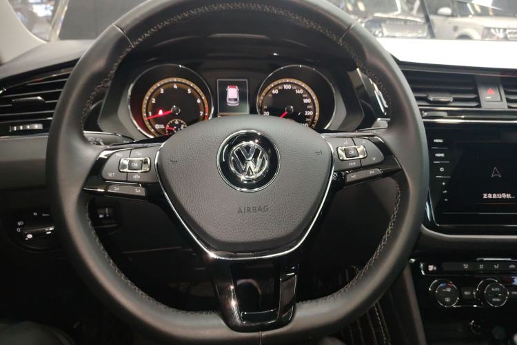 Used Volkswagen Tiguan L 2019 Updated Version 330TSI Automatic Two-Wheel Drive Panoramic Comfort Edition China VI Standard