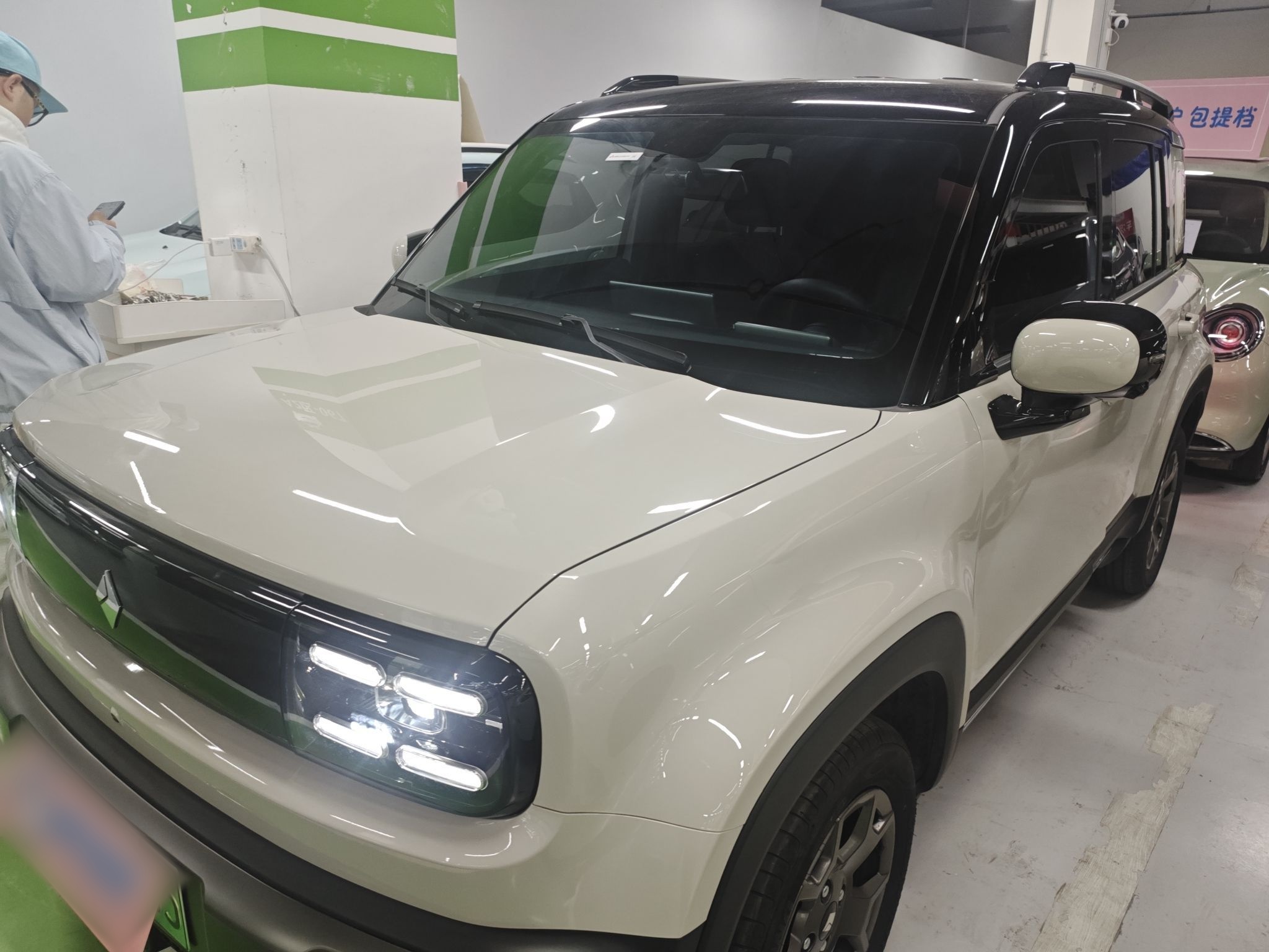 تحت مقدمة السيارة