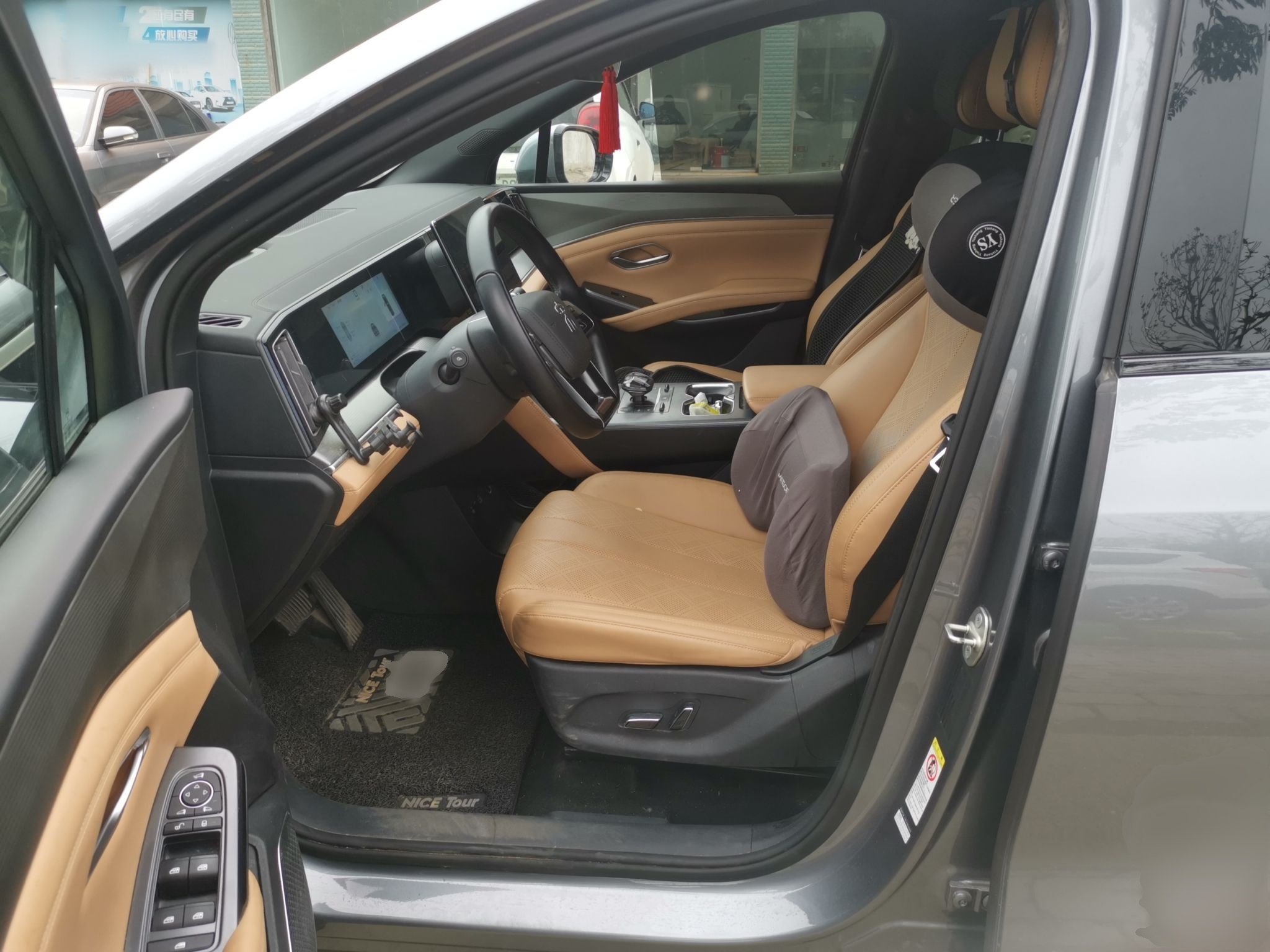 Переднее сиденье в автомобиле