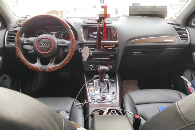 Used Audi Q5 2013 40 TFSI Comfort Edition Center Console