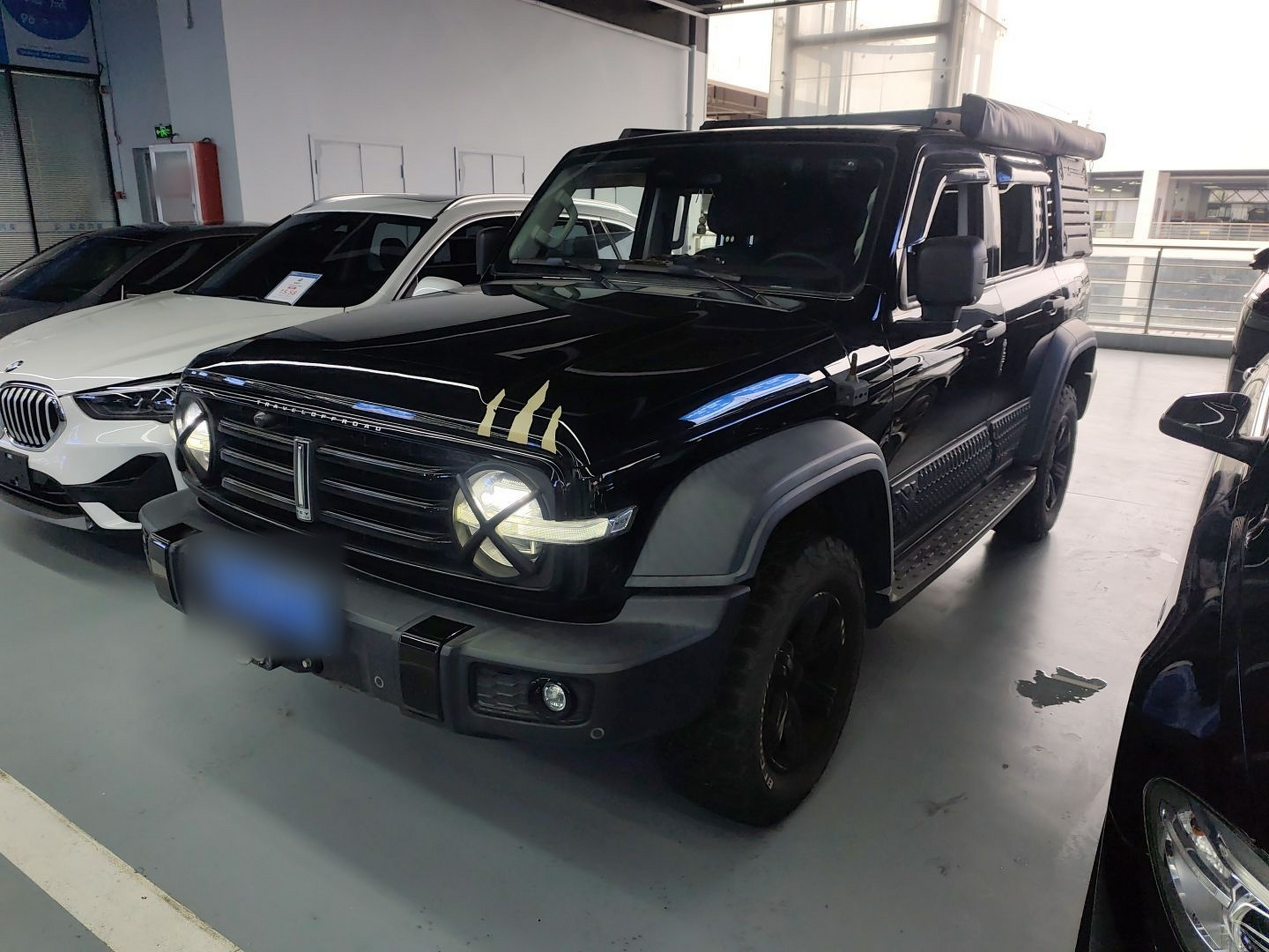 تحت مقدمة السيارة