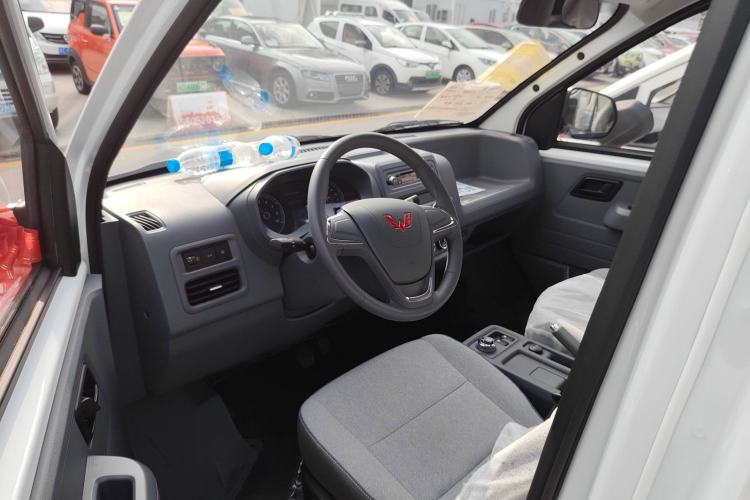 Used Wuling Yangguang 2024 300KM Comfort Version Passenger Van 75kW