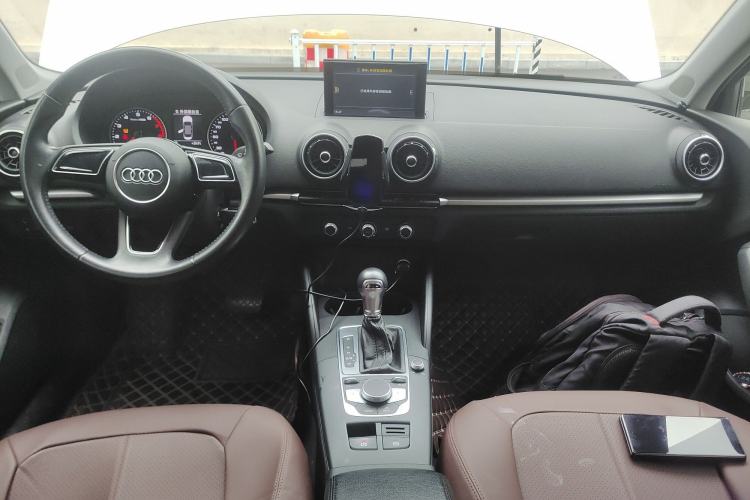 Used Audi A3 2017 Limousine 35 TFSI Ambition Edition Center Console