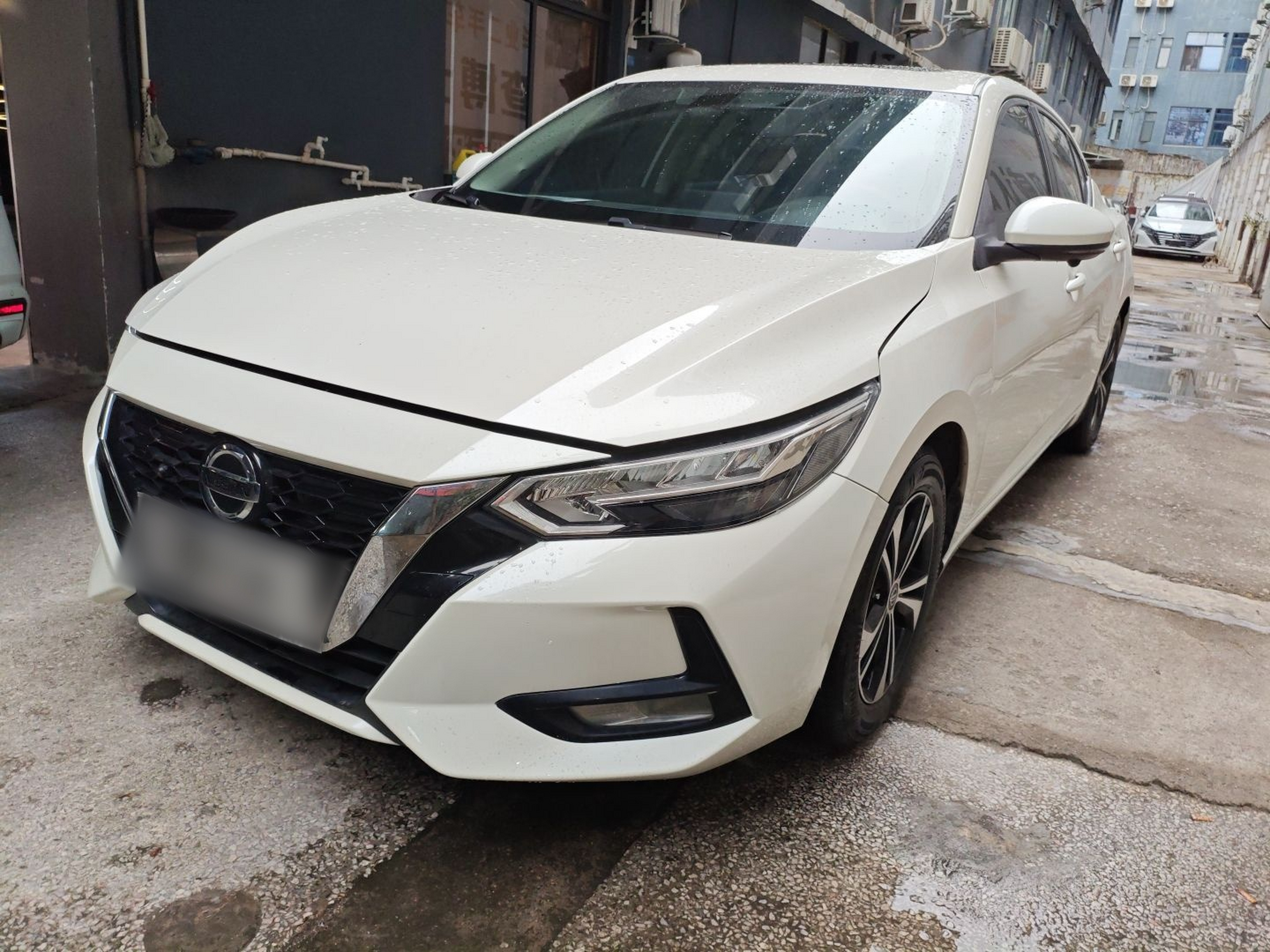 تحت مقدمة السيارة