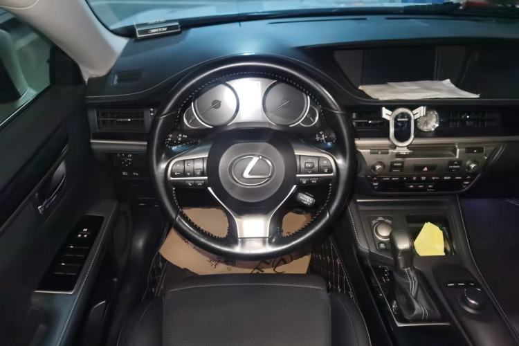 Used Lexus ES 2017 300h Mark Levinson Comfort Edition
