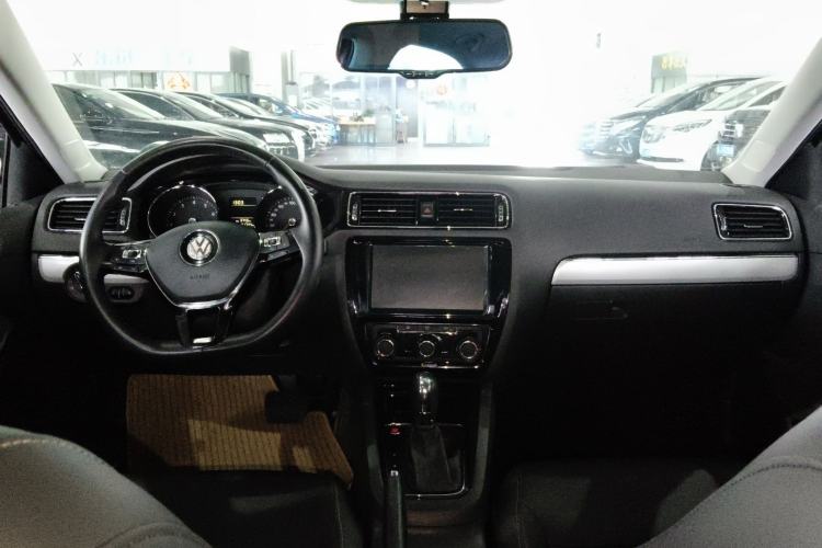 Used Volkswagen Sagitar 2017 1.6L Automatic Comfort Model Center Console