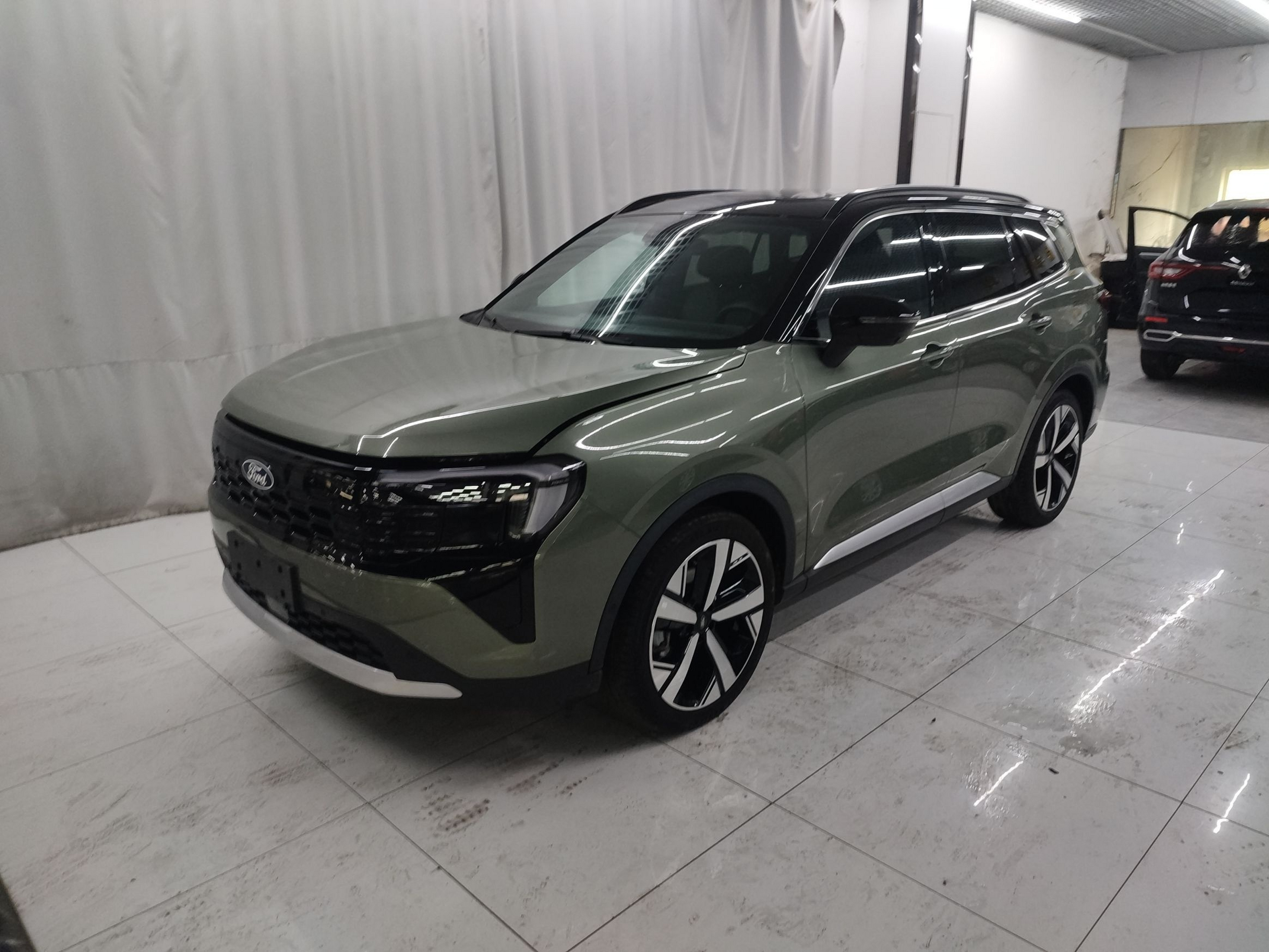 Под передней частью автомобиля