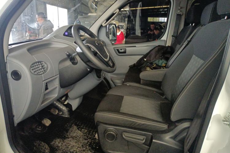 Used SAIC MAXUS Xintu V80 2023 2.0T Manual Classic Aoyuntong Short Wheelbase Ultra-Low Roof 5/6-Seater
