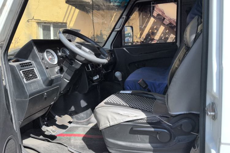 Used Iveco Daily 2021 2.5T A35 M1 Passenger Van 5-9 Seater Short Wheelbase Low Roof Dual Tires Manual Doors Driver Seat