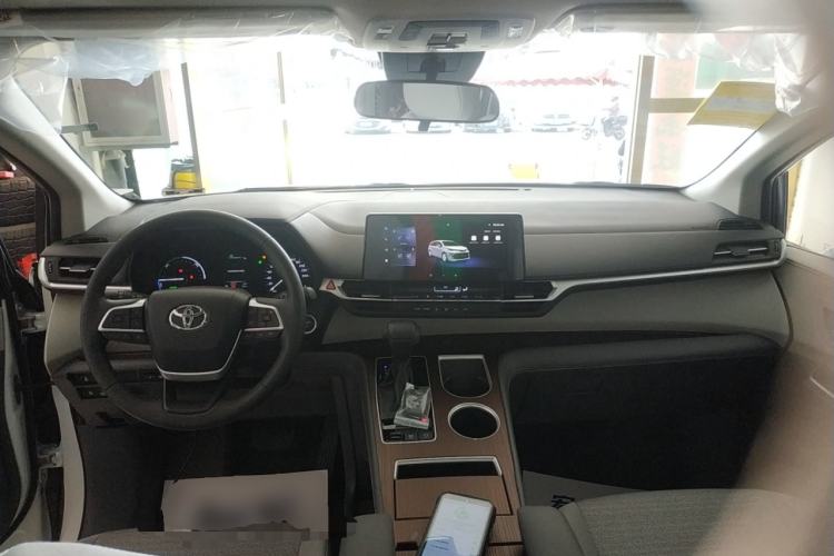 Used Toyota SIENNA 2026 Model 2.5L Dual-Engine Two-Wheel-Drive Comfort Edition Center Console