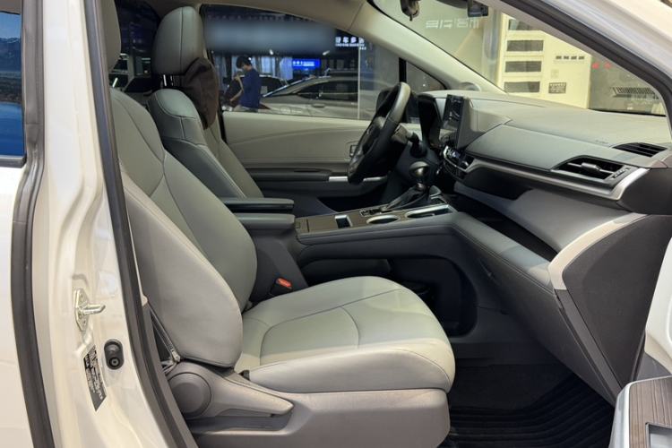 Used Toyota Granvia 2024 2.5L Hybrid Comfort Edition
