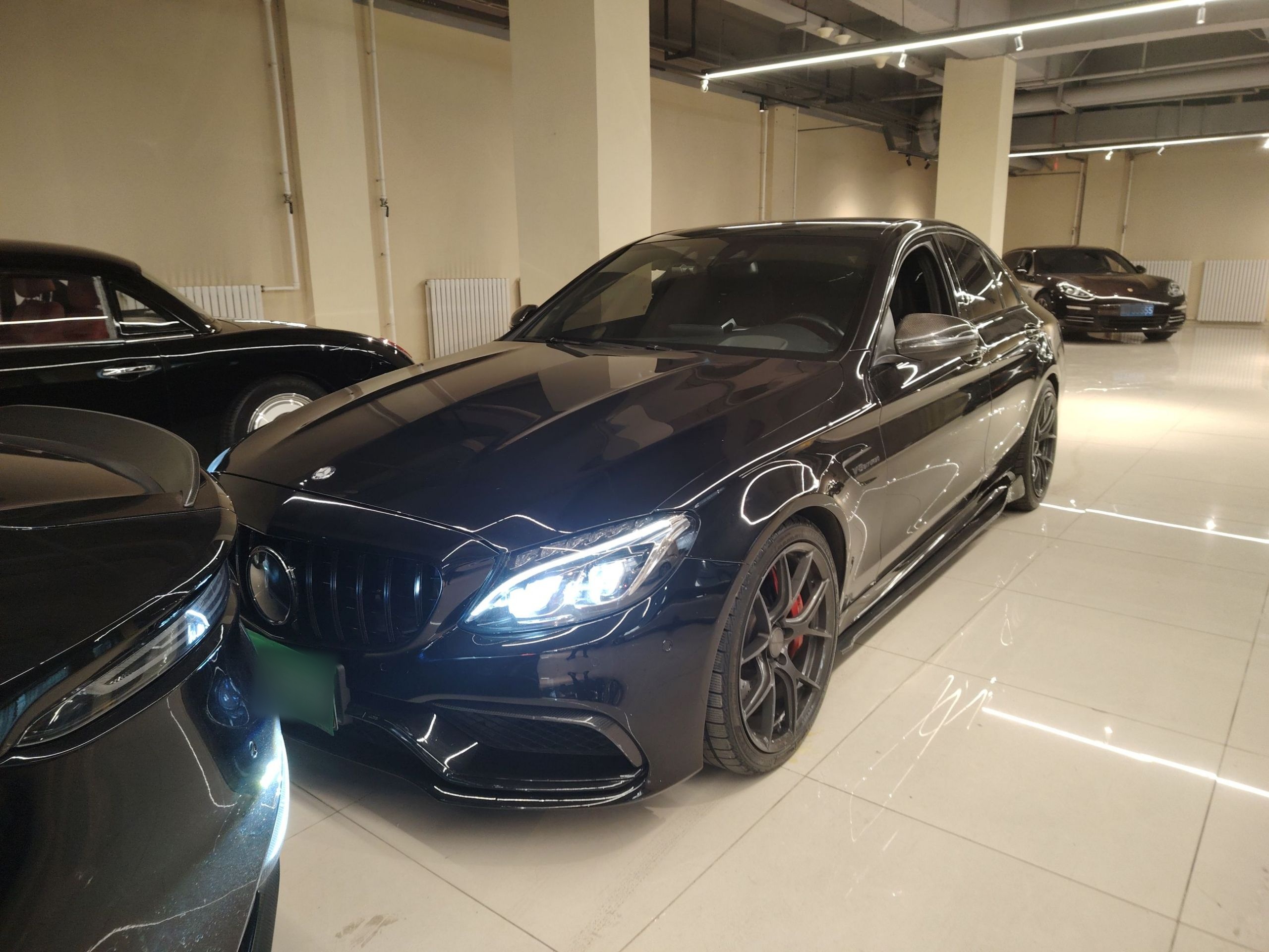 تحت مقدمة السيارة