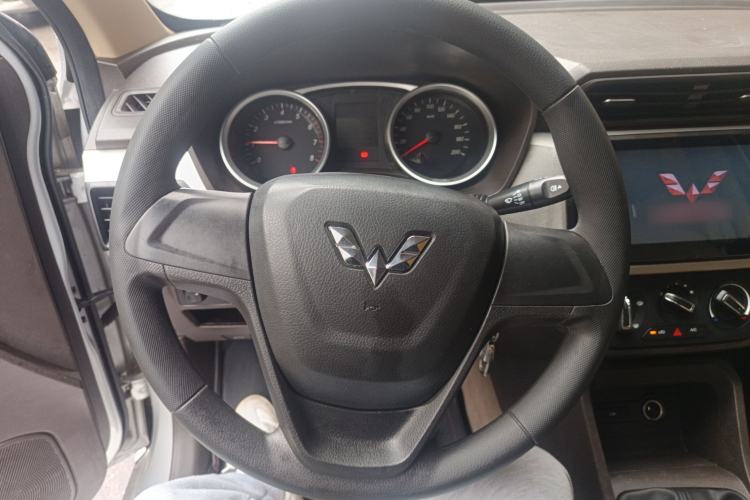 Used Wuling Hongguang 2018 1.5L S Comfort Model L2B Steering Wheel