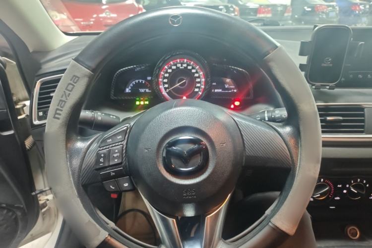 Used Mazda 3 Axela 2014 Hatchback 1.5L Manual Comfort Model
