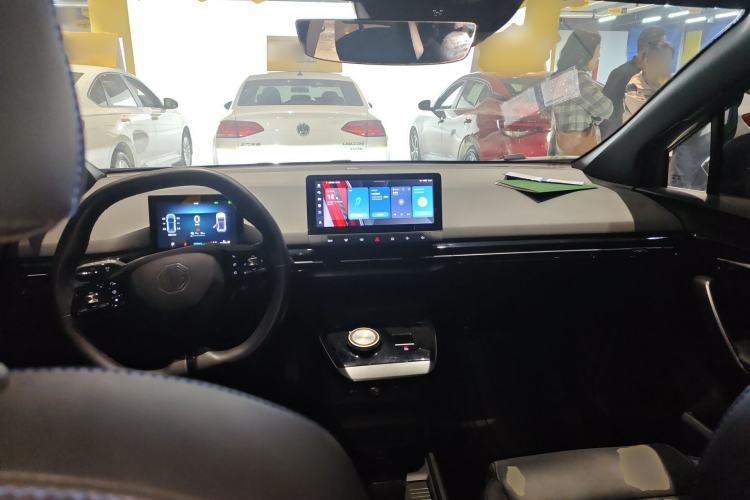 Used MG 4 EV 2022 425 km Luxury Edition Center Console