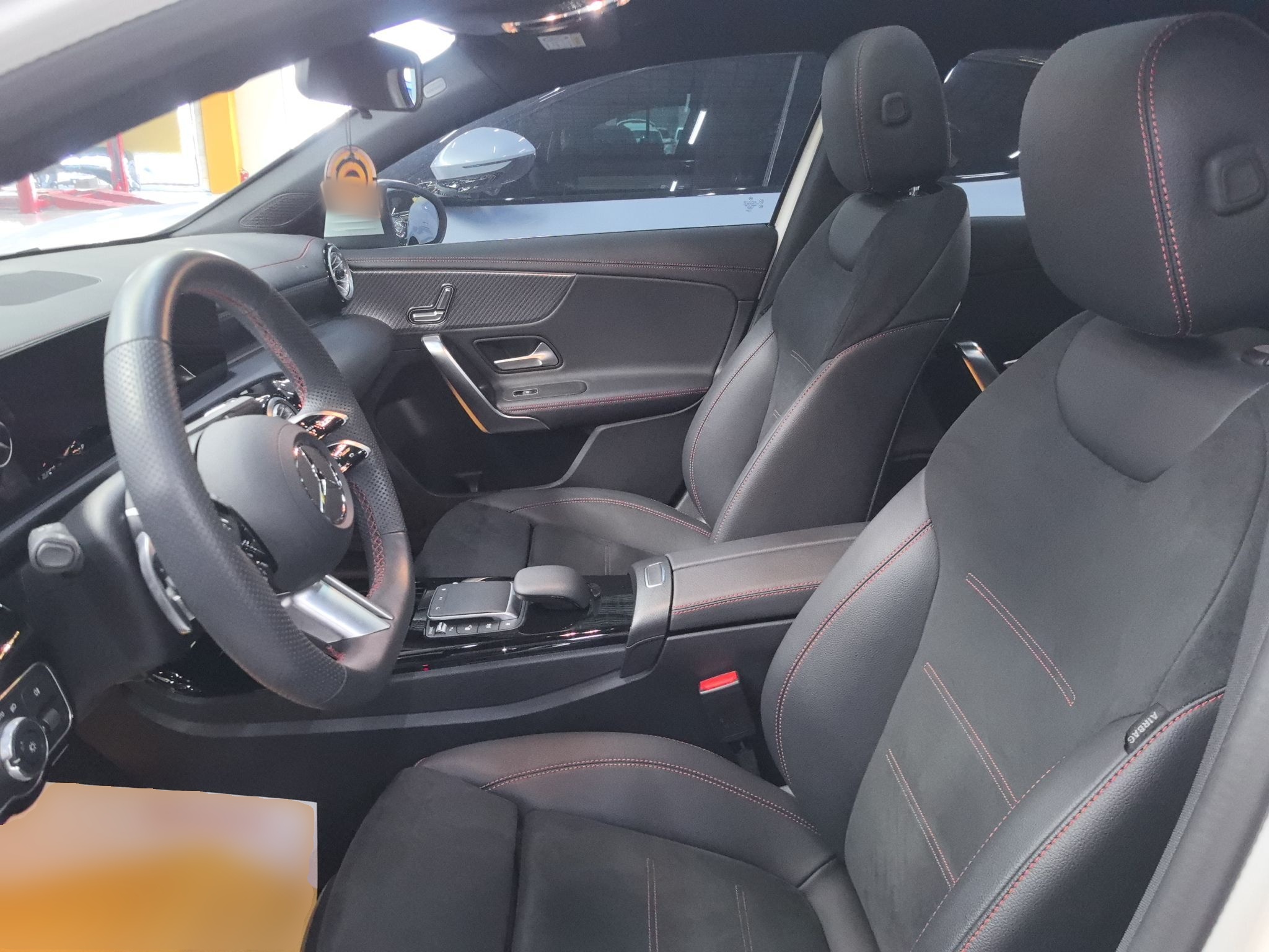 Переднее сиденье в автомобиле