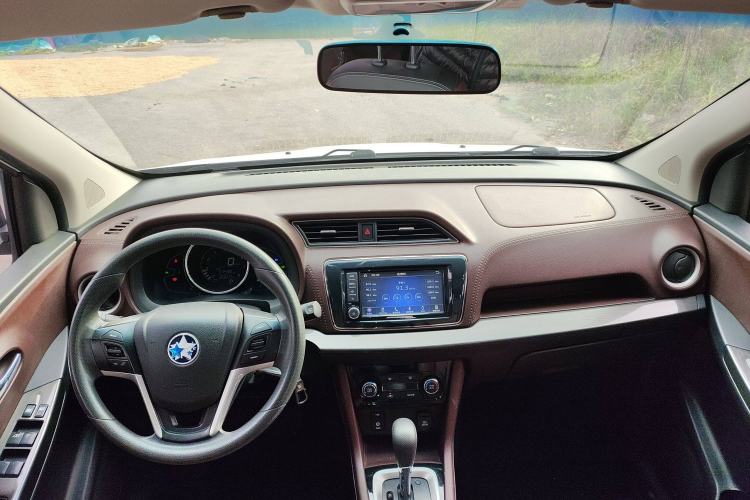 Used Venucia M50V 2017 1.6L XV CVT Deluxe Edition