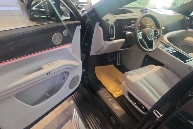 Used Hima AITO M9 2025 Extended-Range Max Version 52 kWh 6-Seater Edition Driver Seat