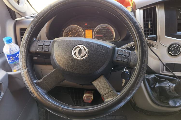 Used Dongfeng Yufeng 2018 2.5T Logistics Vehicle A100 Long Wheelbase Mid-Roof 5-9 Seater China V Emission Standard ZD25