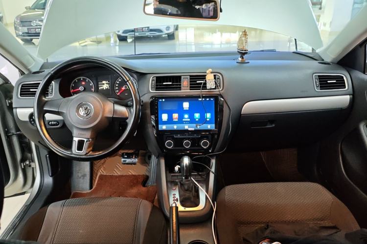 Used Volkswagen Sagitar 2014 Revised Version 1.6L Automatic Leading Edition Center Console