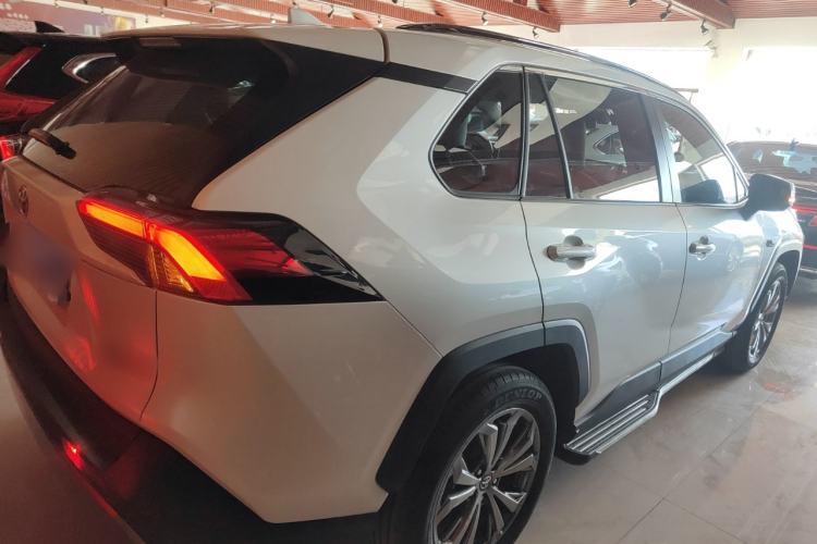 Used Toyota RAV4 2023 2.0L CVT Two-Wheel Drive 20th Anniversary Platinum Edition
