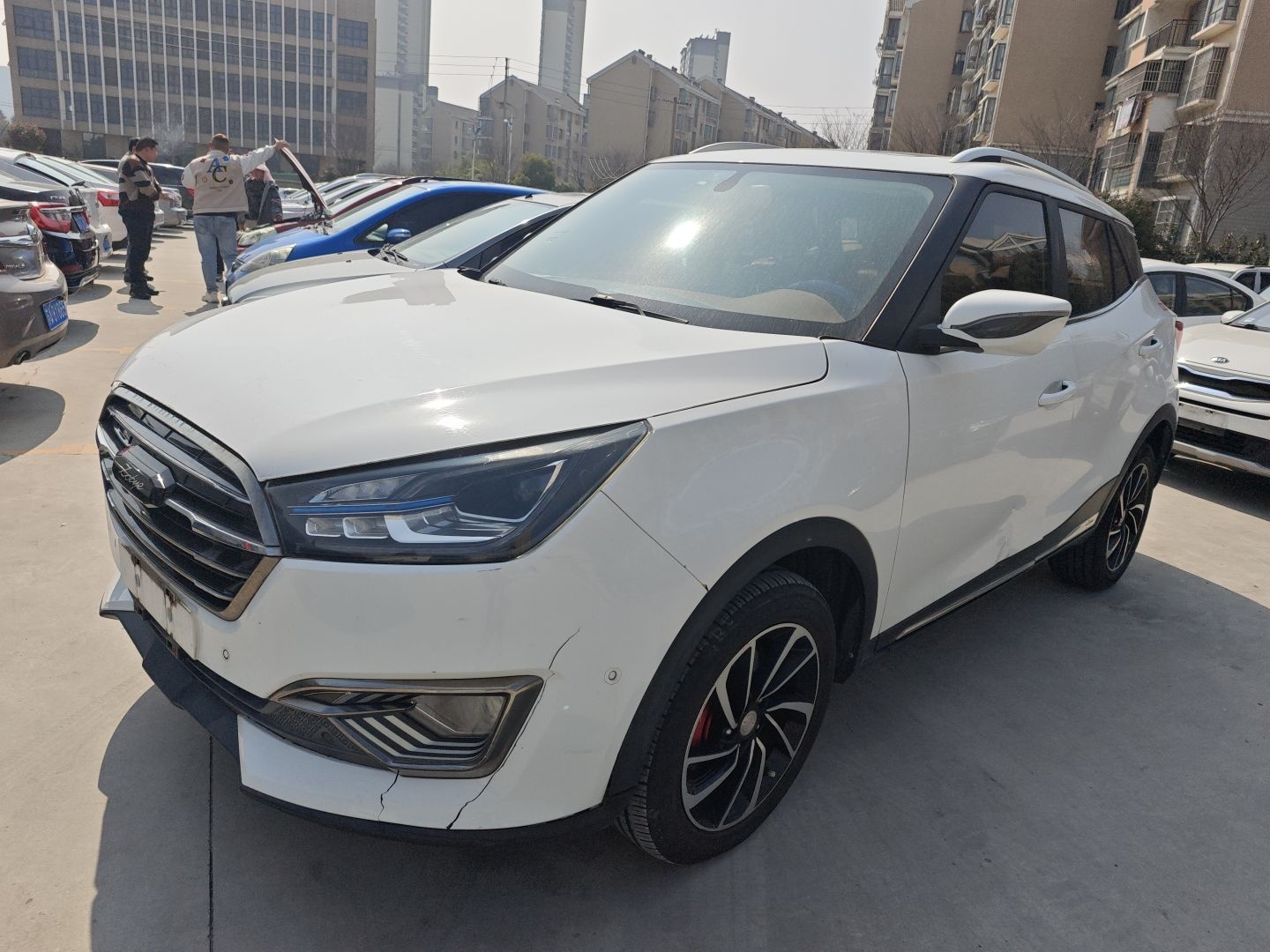 تحت مقدمة السيارة