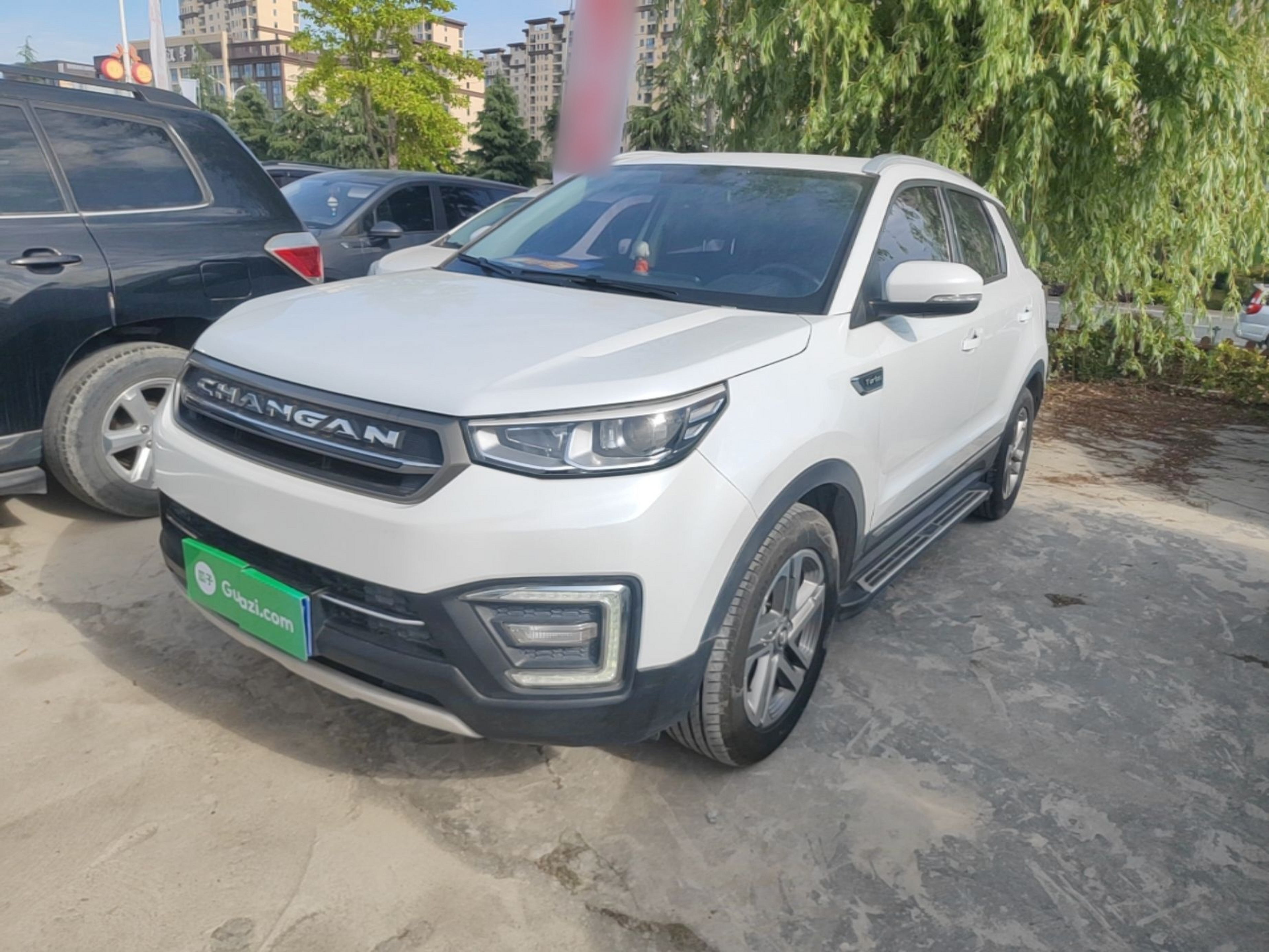 Под передней частью автомобиля