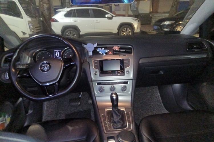 Used Volkswagen Golf 2016 230TSI Automatic Comfort Version Center Console