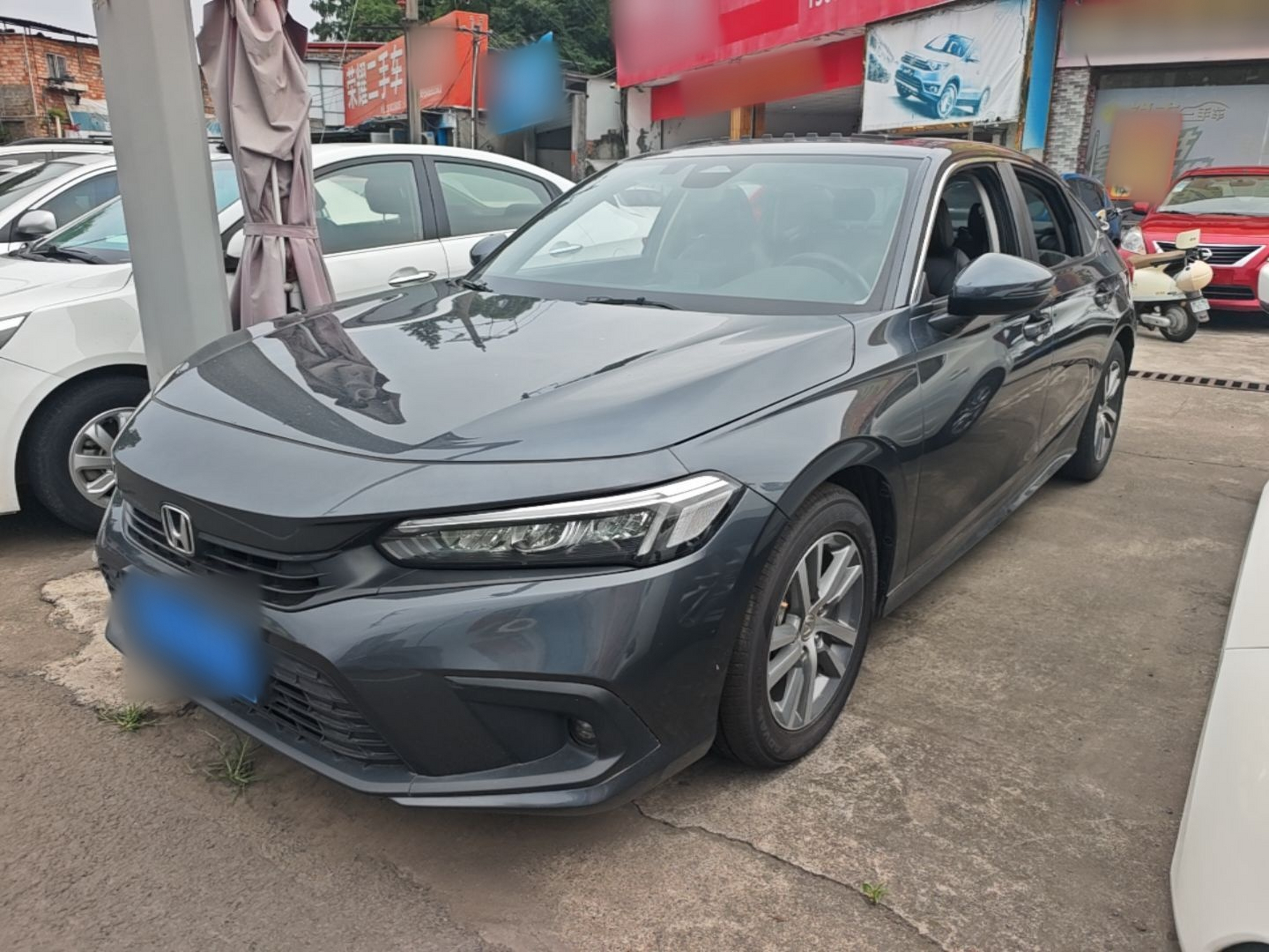 Под передней частью автомобиля