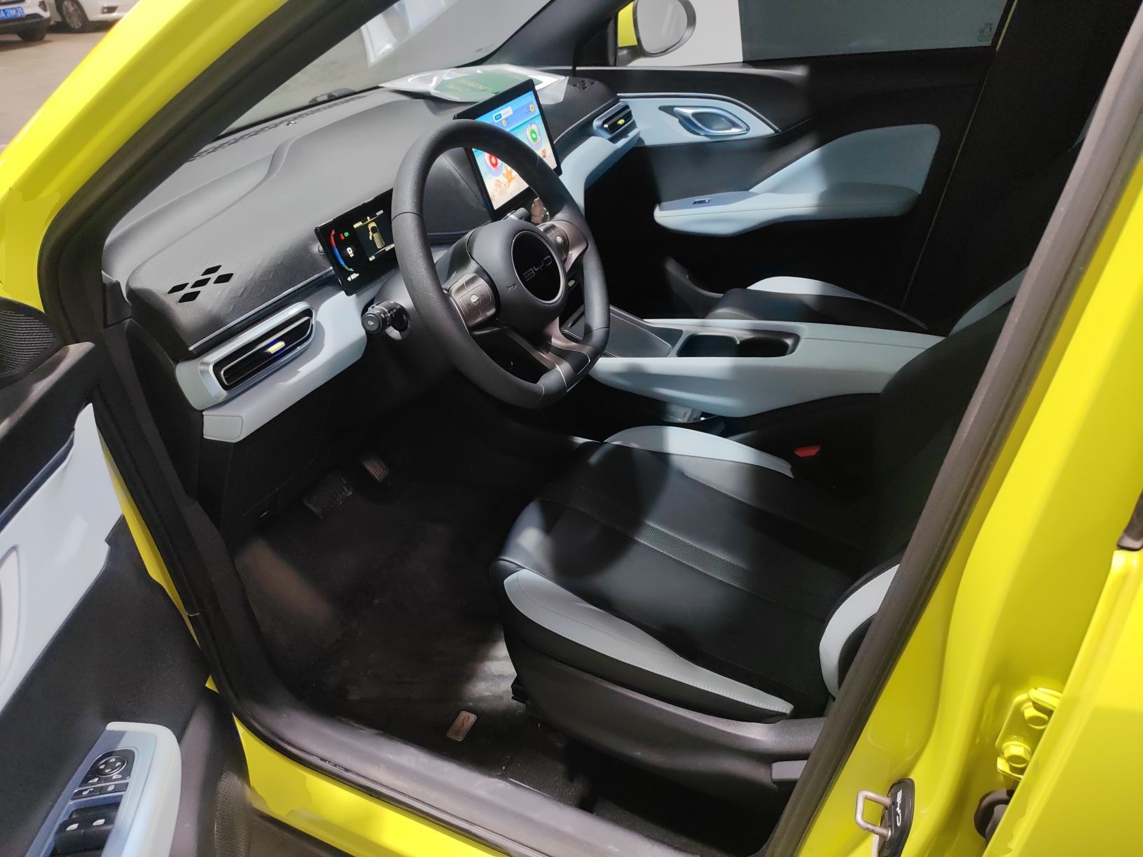 المقاعد الأمامية داخل السيارة