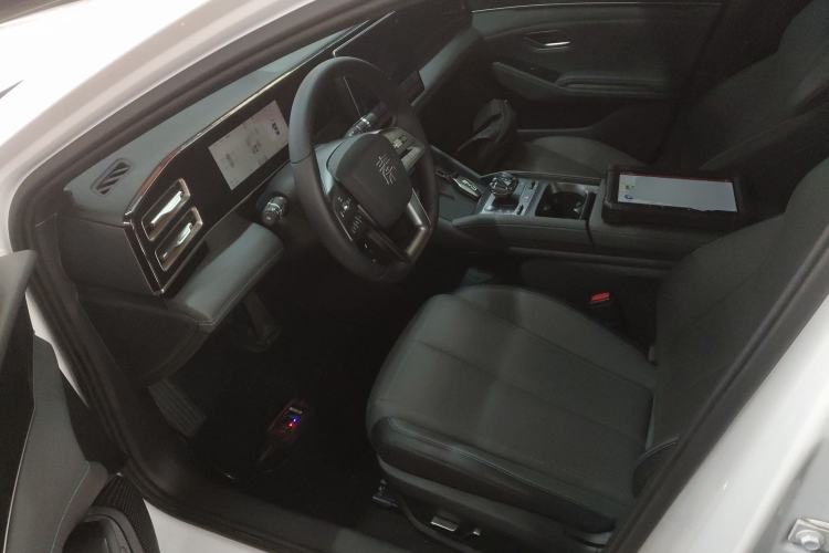 Used BYD Qin L 2025 DM-i Smart Drive 120KM Leading Model Left Front Seat