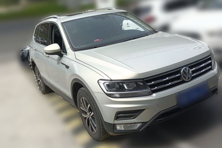 Used Volkswagen Tiguan L 2017 330TSI Automatic Two-Wheel Drive Luxury Edition Front Right 45 Deg
