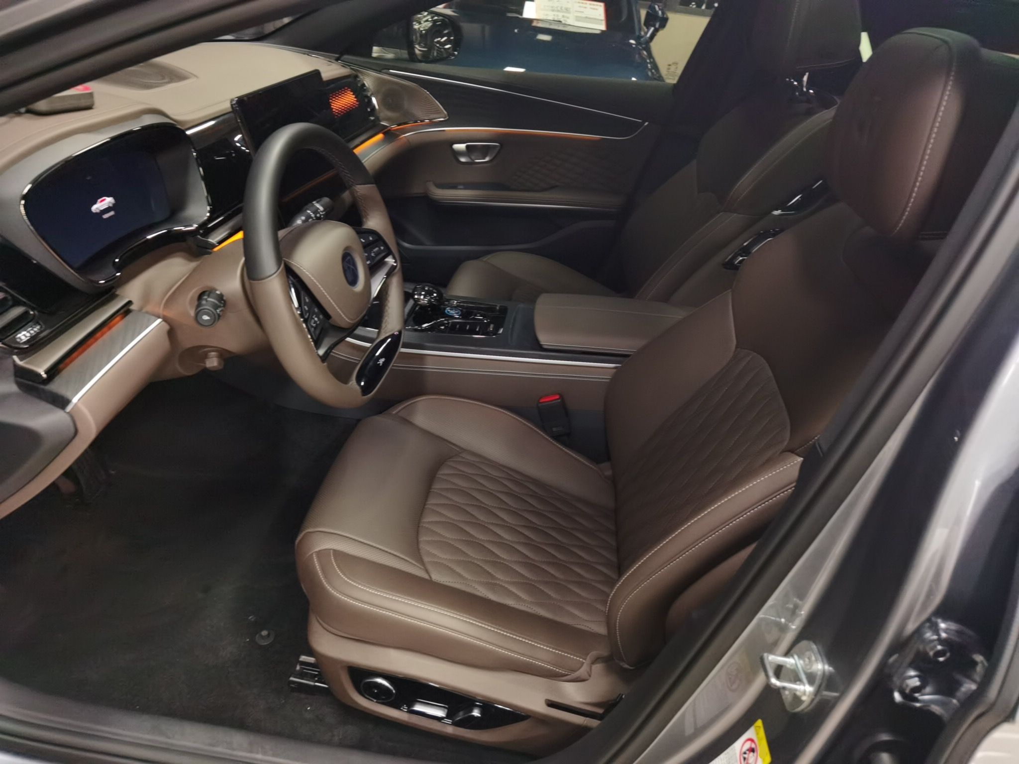 Переднее сиденье в автомобиле