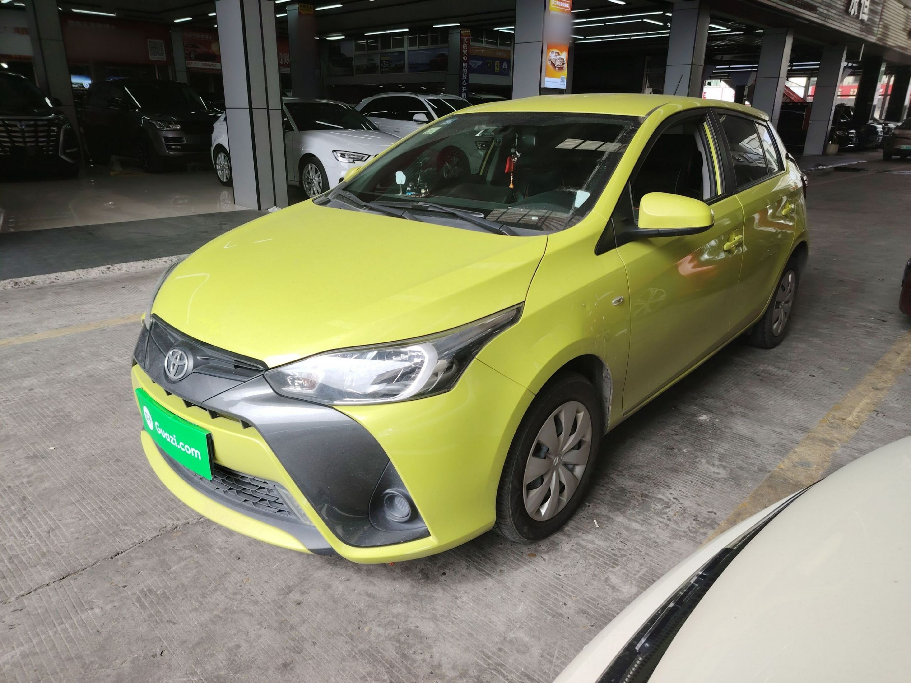 تحت مقدمة السيارة