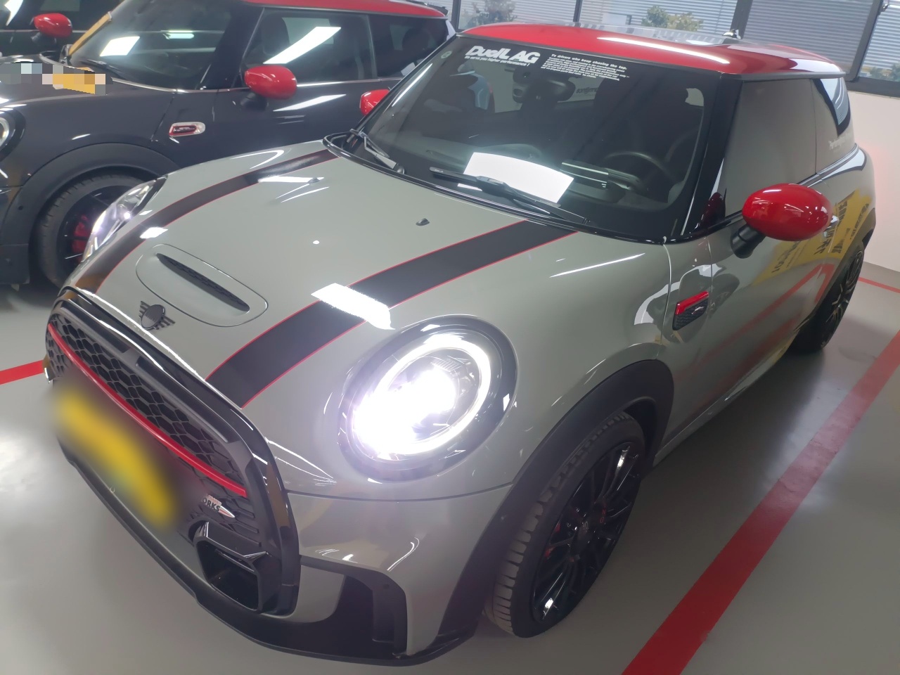 تحت مقدمة السيارة