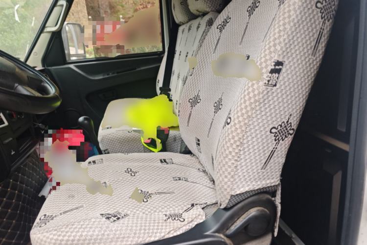 Used Iveco Daily 2021 2.5T V35 2-3 Seater Short Wheelbase Mid-Roof Design Dual Tires Manual Doors
