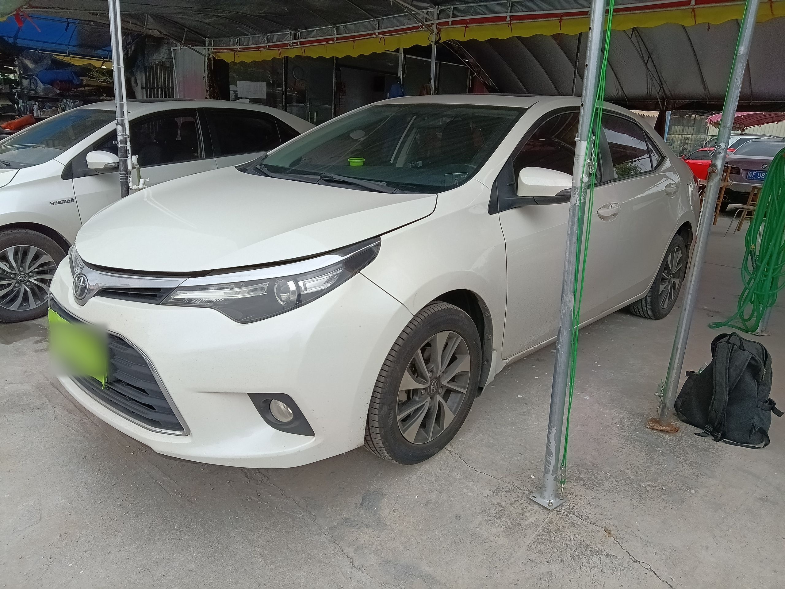 تحت مقدمة السيارة