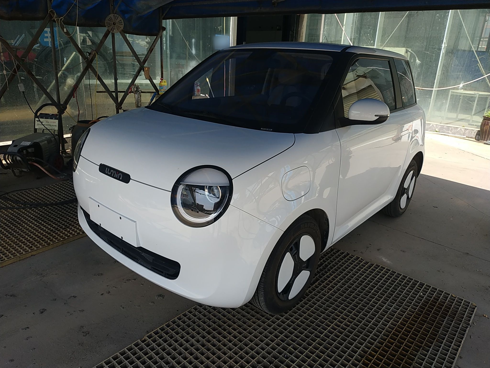 تحت مقدمة السيارة