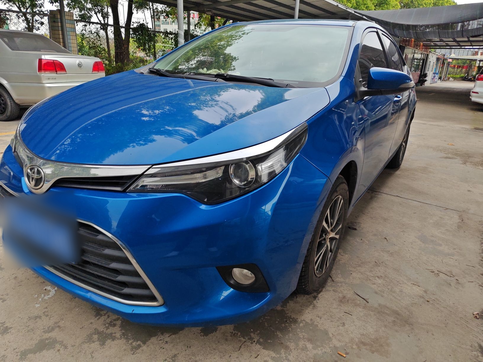 تحت مقدمة السيارة