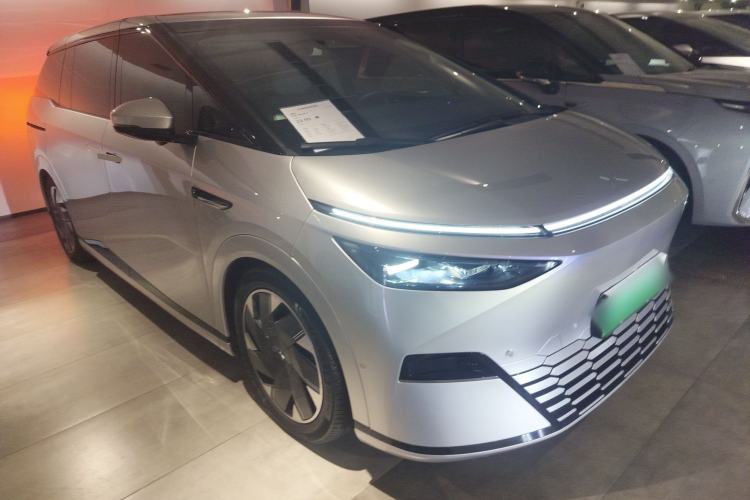 Used XPeng X9 2024 702 Ultra-Long Range Pro Front Right 45 Deg