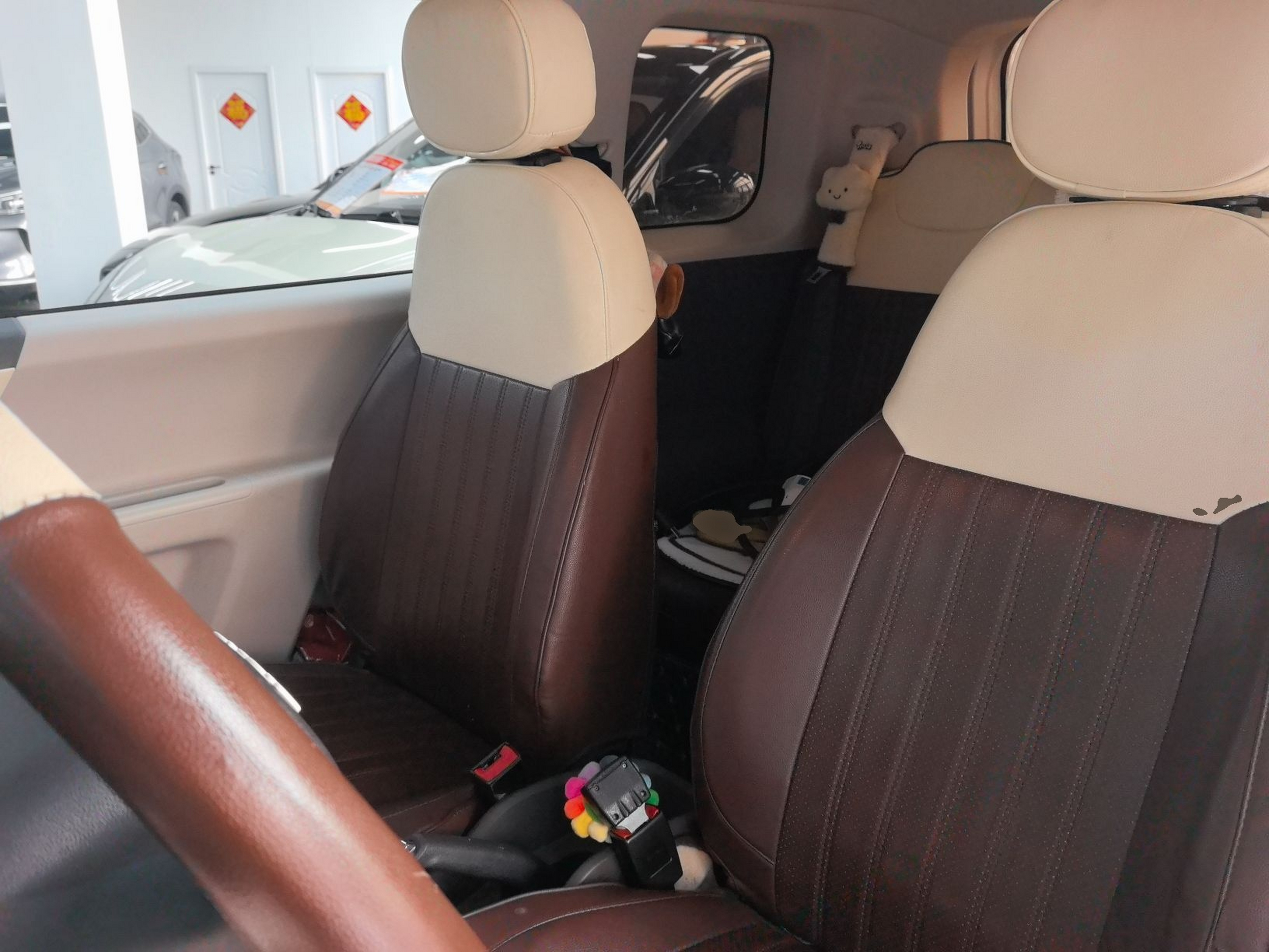 المقاعد الأمامية داخل السيارة