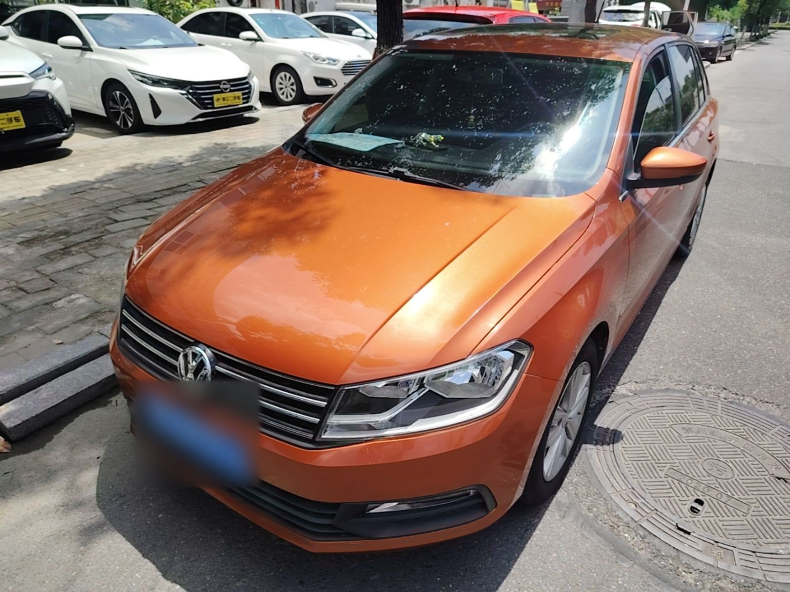 Unter der Vorderseite des Autos